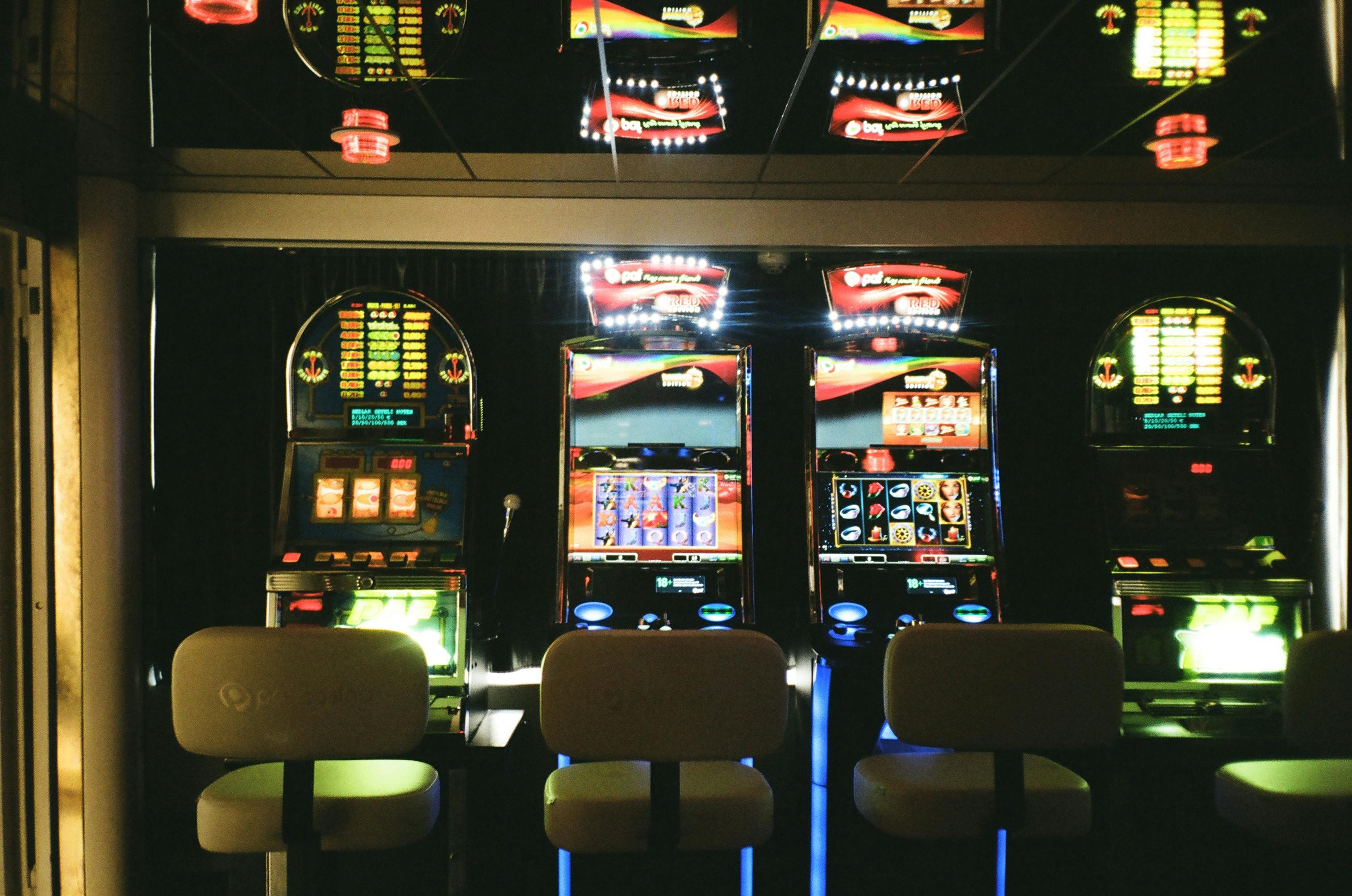 Betting layout of Live Sic Bo showing all available bet zones and payouts
